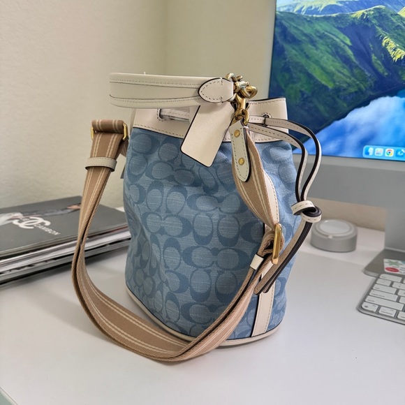 Coach Field Bucket Bag In Signature Chambray c4693 - Picture 2 of 7